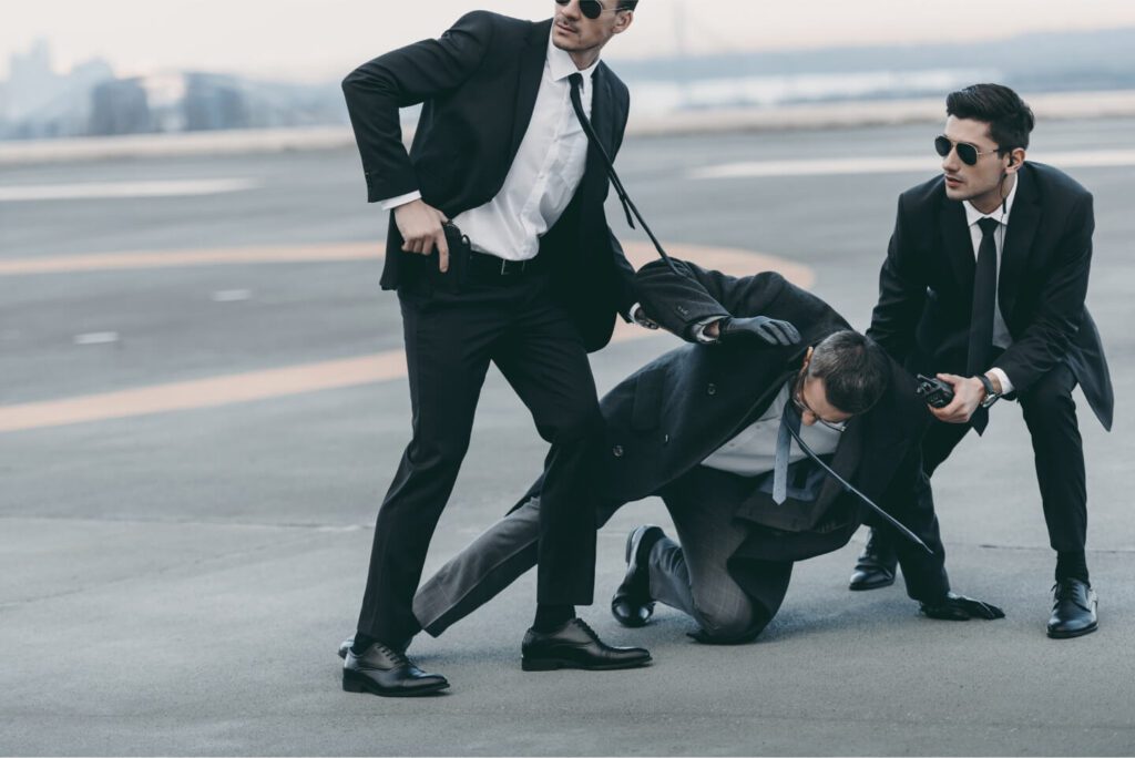 Bodyguards beschützen einen Mann